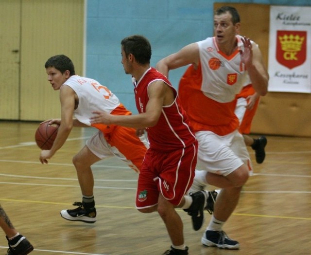 Koszykarze UMKS Kielce (z piłką Alan Jaworski, z prawej Grzegorz Kij) grają ze Staco Niepołomice.
