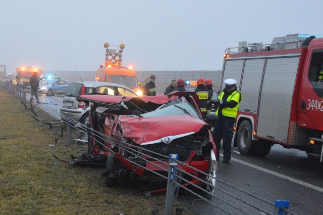 Jedna osoba zginęła a dwie zostały poszkodowane w wypadku trzech aut na A1 w kierunku Gdańska.Około godz. 6:00 na autostradzie A1 w kierunku Gdańska (w miejscowości Bocień w powiecie toruńskim) doszło do tragicznego wypadku. Nie żyje pasażer skody fabia a kierujący trafił do szpitala. Do tego kierowca fiata fiorino, który zatrzymał się i wysiadł z pojazdu aby udzielić pomocy poszkodowanym ze skody, został potrącony przez 52-letniego kierującego pojazdem marki fiat panda. Potrącony 29-latek również trafił do szpitala. Kierowca skody fabia jadący w kierunku Gdańska z nieznanych przyczyn uderzył w jadącą w tym samym kierunku ciężarówkę marki renault premium. Ciężarówka przewoziła fragment dźwigu. Siła uderzenia była tak silna, że skoda zjechała z drogi i uderzyła w barierki ochronne. 38-letni pasażer auta osobowego zginął na miejscu a 28-letni kierowca trafił do szpitala. Do szpitala trafił również 29-letni kierowca fiata fiorino, który zatrzymał się i wysiadł by udzielić pomocy poszkodowanym. Został potrącony przez 52-letniego kierującego fiatem panda.Wideo: INFO Z POLSKI odc.14 - przegląd najciekawszych informacji ostatnich dni w krajuźródło: vivi24/x-news