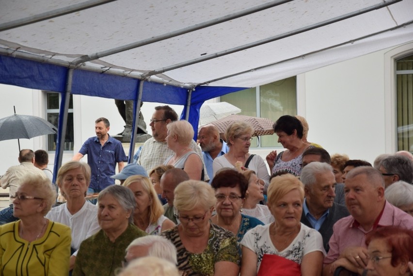 Seniorzy na koncercie Waweli. Krzeszowickie integracje z tańcami przed sceną [ZDJĘCIA]