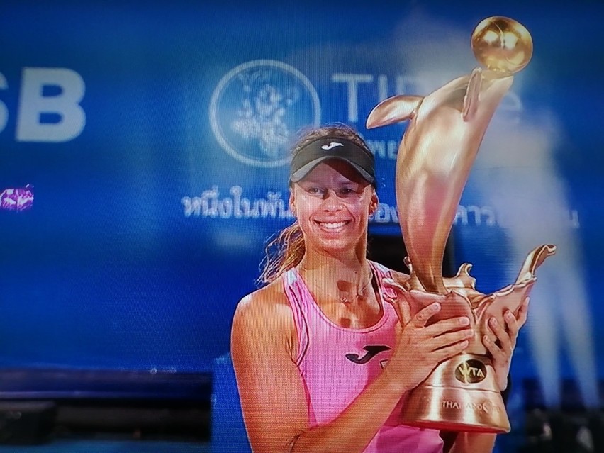 Magda Linette z pięknym trofeum za zwycięstwo w tajlandzkim...