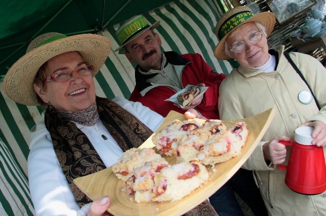 - Pieczemy dla turystów placki drożdżowe ze śliwkami - mówią Mieczysława Schaedler, Adela Krawiec i Piotr Paszkowski.