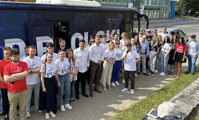 Młodzi działacze PiS Białystok spotkali się z lokalnymi mieszkańcami Stawisk podczas wizyty Jarosława Kaczyńskiego.