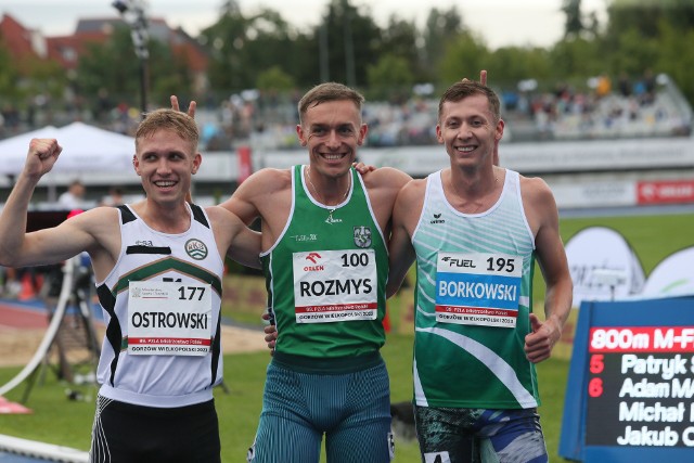Od lewej: Filip Ostrowski (2. miejsce), Michał Rozmys (1. miejsce) i Mateusz Borkowski (3. miejsce) po biegu ma 800m mężczyzn podczas lekkoatletycznych mistrzostw Polski w Gorzowie Wielkopolskim