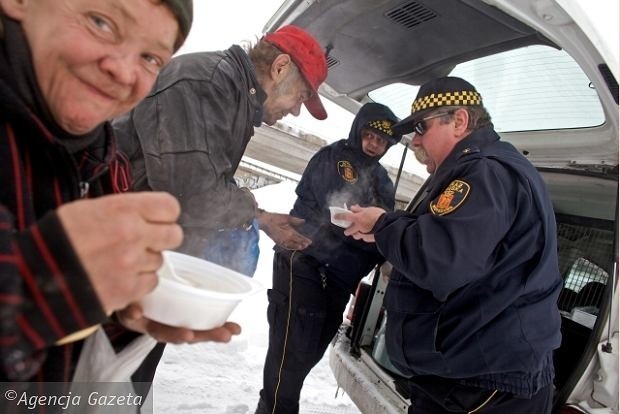 Straż Miejska dostarcza bezdomnym zupę i herbatę