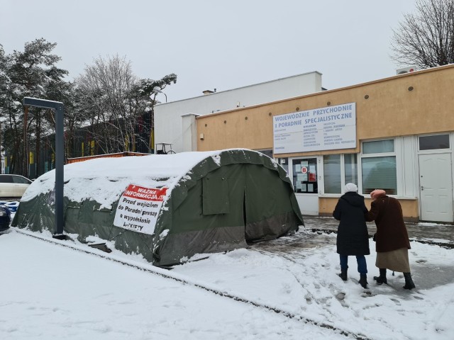 Duszności, osłabienie, problemy z koncentracją – między innymi na takie dolegliwości skarżą się osoby, które chorowały na Covid-19