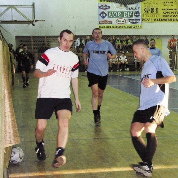 Przygotowania do sezonu piłkarze Tura rozpoczęli grą w turniejach halowych w Białymstoku i w Mońkach.