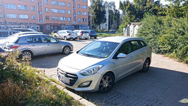 Nasz Czytelnik przesłał nam zdjęcie hyundaia z łomżyńską rejestracją. Auto całkowicie blokowało wyjazd z parkingu znajdującego się obok Biedronki przy ul. Żabiej w Białymstoku.