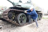 Muzeum Militarne Fort Wrocław nr 9 ma nowy czołg i pojazd opancerzony SKOT. Będzie można zajrzeć do środka! [ZDJĘCIA]