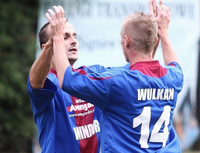 Piłkarze Wulkana, Tomasz Turczyk (przodem) i Daniel Barzyński nie mieli za dużo powodów do radości podczas meczów na własnym boisku, w rundzie jesiennej.