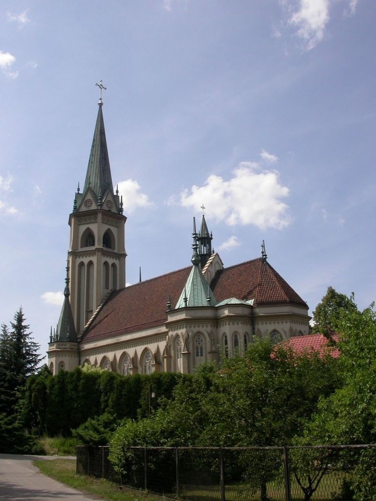 Pożar w kościele w Wilamowicach. Zapaliła się sadza w kominie. Akcja strażaków trwa