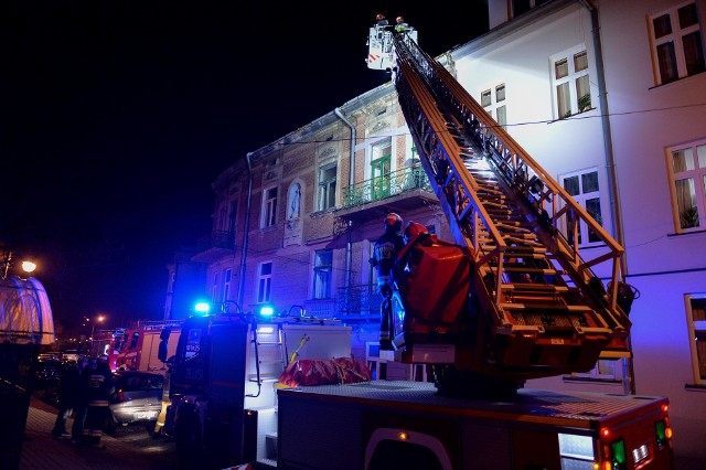 Trzy zastępy strażaków w tym drabinach mechaniczna wyjechały w sobotę do pożaru na ul. Sienkiewicza w Przemyślu. Z jednego z mieszkań w kamienicy wydobywał się dym. Doszło do pożaru sadzy w przewodzie kominowym. W pożarze nikt nie został poszkodowany.