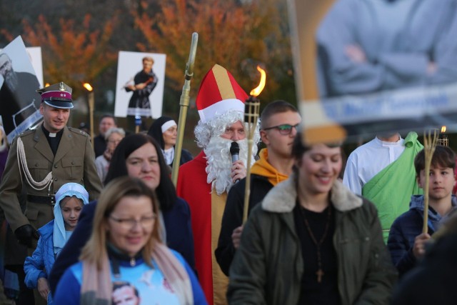 W Dąbrowie Górniczej odbył się Marsz Wszystkich Świętych. Wierni przeszli głównymi ulicami miasta.