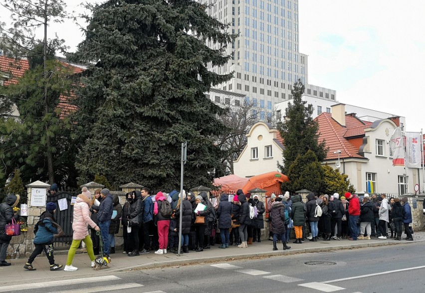 Kraków. Tłum oczekujących na pomoc pod konsulatem Ukrainy. Utworzyła się wielka kolejka [ZDJĘCIA]
