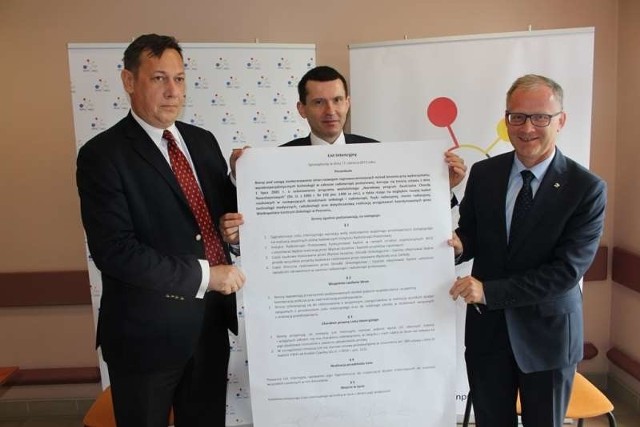 List podpisali (od lewej): dr Wojciech Redelbach - dyrektor OCO, prof. Julian Malicki - dyrektor Wielkopolskiego Centrum Onkologii i Roman Kolek - wicemarszałek województwa. 