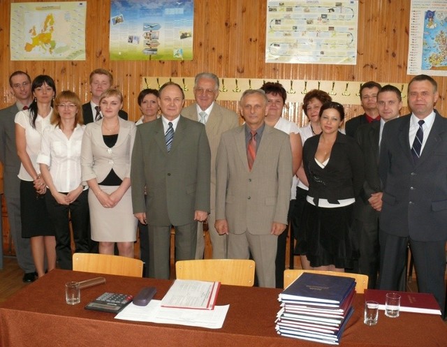 Absolwenci studium podyplomowego, w środku od lewej rektor prof. dr hab. Romuald Poliński.