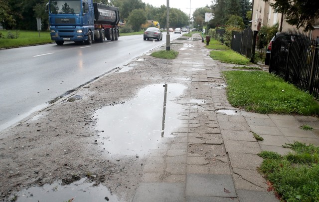 Chodnik na ul. Cukrowej prosi się remont od dłuższego czasu. Zdjęcia z  2022 i 2021