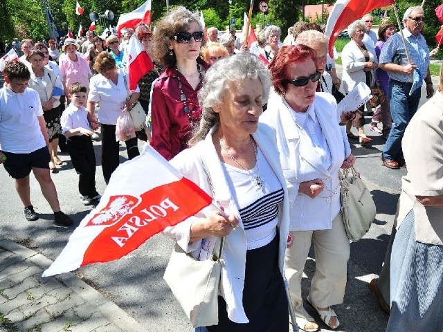 Niemal każdy uczestnik marszu miał ze sobą biało-czerwoną flagę państwową.
