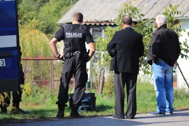 Rybie: W tym domu doszło do brutalnego gwałtu 34-latki. Później znajomi kobiety ją zabili w obawie przed policją