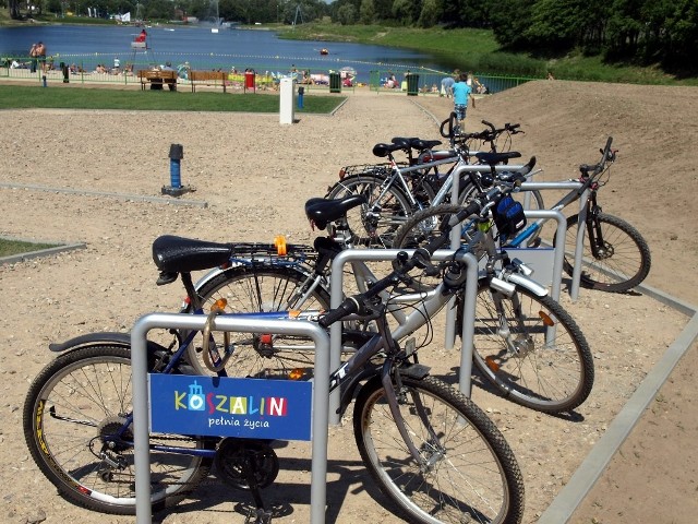Plażowicze, którzy dojeżdżają na plażę rowerami zwracają uwagę, że jest tu za mało stojaków na rowery.