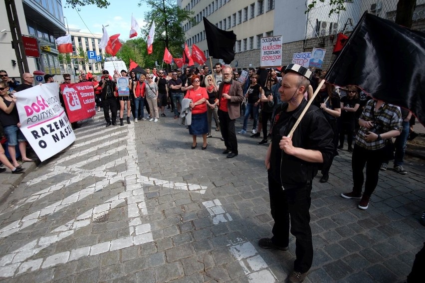 Poznań: Demonstracja przed bramą aresztu przy ul. Młyńskiej