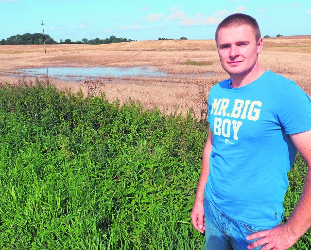 - Przy takiej pogodzie ciężki sprzęt nie może wjechać na pola. Ja nie skosiłem jeszcze ponad połowy zbóż - mówi Rafał Lesiński, rolnik z podkoszalińskich Mścic i dodaje, że w jego rodzinie nikt tak fatalnej sytuacji nie pamięta