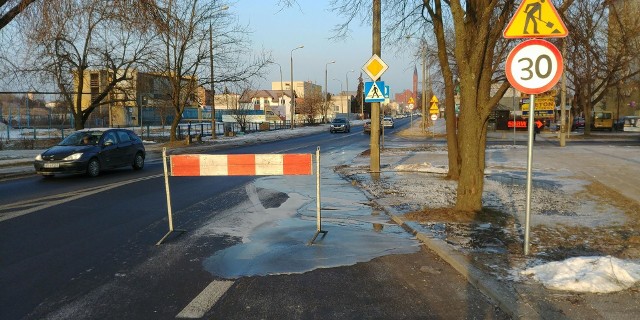 Awaria sieci wodociągowej na ulicy Wernera w Radomiu.