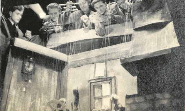 Aktorzy Teatru Łątek podczas spektaklu "Najszczęśliwsza z sióstr". Premiera, 1947 rok w Gdańsku. W środku Olga Totwen
