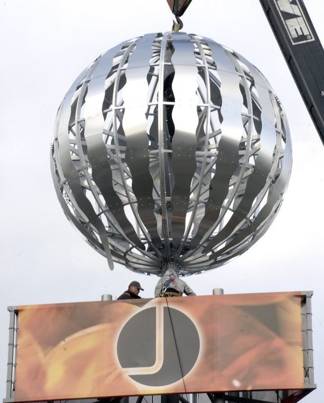 Srebrna kula na maszcie Centrum Handlowego Jantar - 23,5 m wysokości.