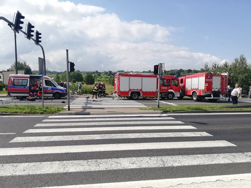 Wypadek w Bolesławiu. Auto zderzyło się z karetką, jedna osoba nie żyje [ZDJĘCIA]