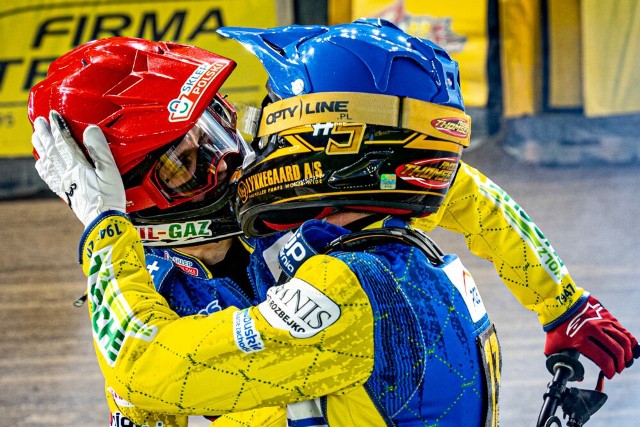 Oskar Fajfer (czerwony kask) oraz Anders Thomsen (niebieski) po zwycięskim 5:1 biegu w meczu Stal Gorzów - Wilki Krosno.