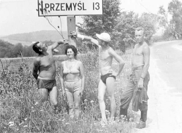 Basia Lelusz, Bernard Lelusz, Igor Wilkiewicz i Henio Piwowarczyk pozują  pod drogowskazem do Przemyśla.