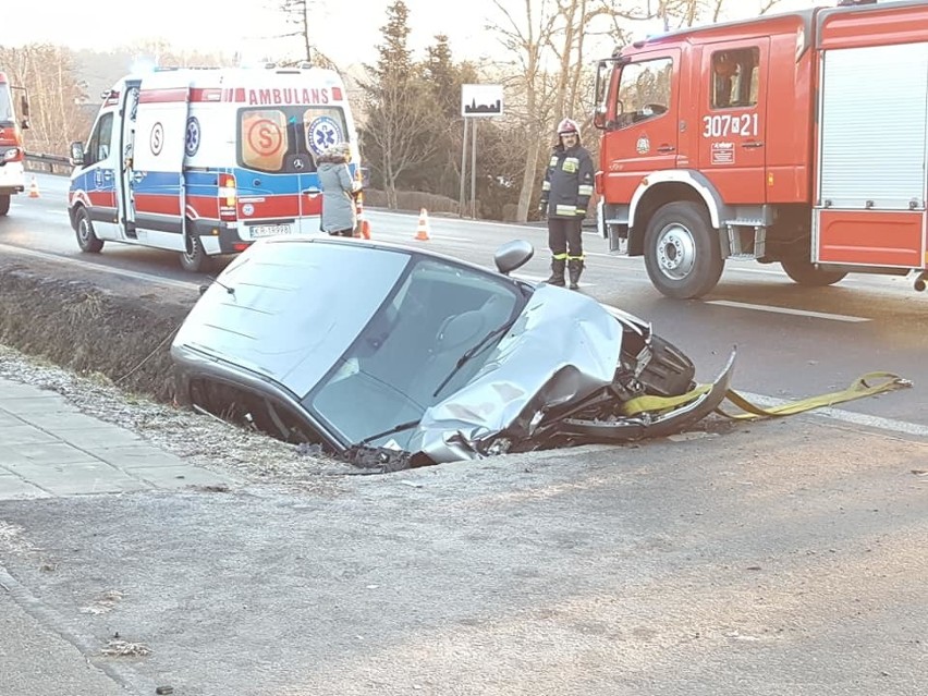 Groźny wypadek na DK7 w Michałowicach. Na ratunek przyleciał helikopter
