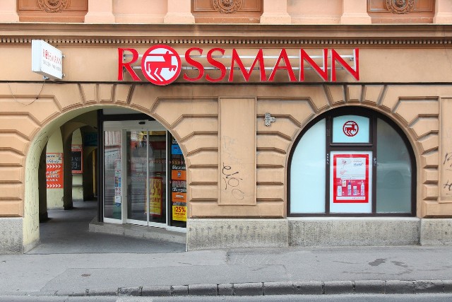 Rossmann: promocja -60 procent na kosmetyki do makijażu na horyzoncie! Co będzie można kupić taniej, jakie będą zasady i od kiedy będzie akcja promocyjna Rossmanna?