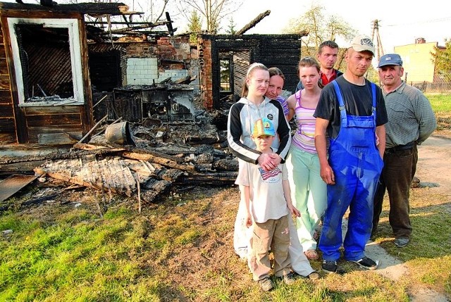 Rodzina Żyłków z sąsiadami na tle pogorzeliska