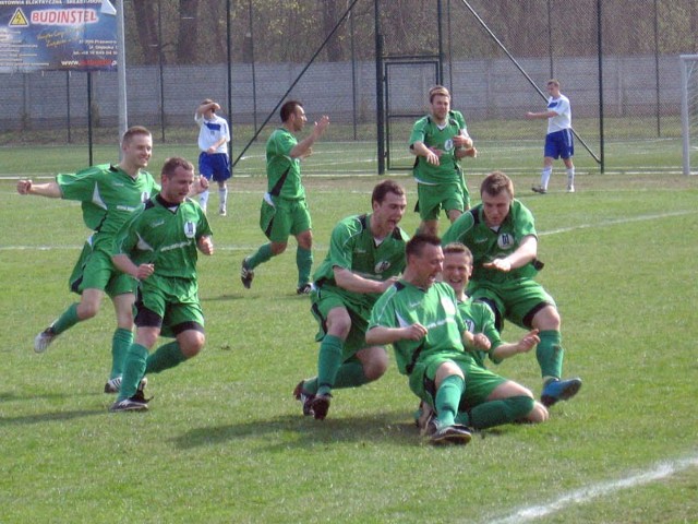 Sokół Sieniawa zatrzymał lidera. Nz. radość po bramce na 2-0.