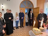 Biskup Marek Solarczyk zdmuchnął świeczki na torcie. To już dwa lata, jak papież mianował go biskupem radomskim. Zobacz, jak świętował 