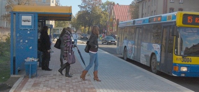 Nowa ścieżka przy ul. Bohaterów Westerplatte przechodzi przez środek przystanku autobusowego