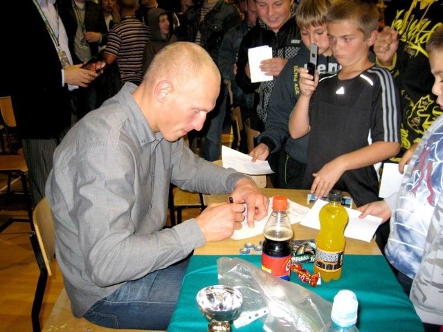 Krzysztof "Diablo&#8221; Włodarczyk podpisał wiele autografów.