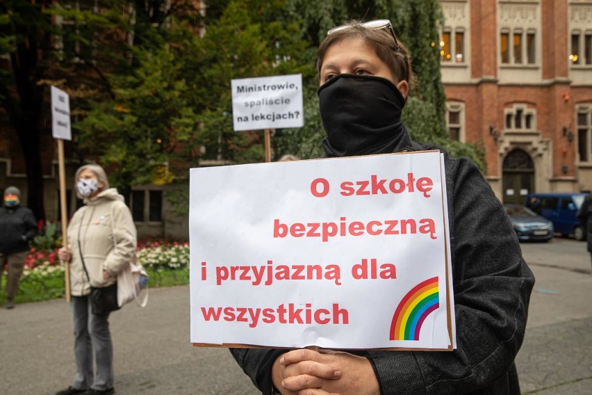 Pikieta w Krakowie. Protestowali przeciwko nominacji Przemysława Czarnka na ministra edukacji narodowej [ZDJĘCIA]
