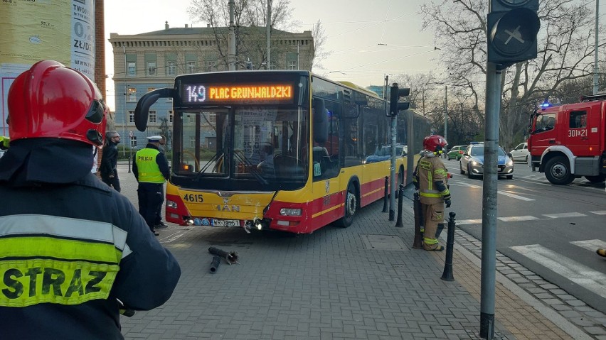 Wypadek z udziałem autobusu miejskiego. Taksówka wjechała mu pod koła