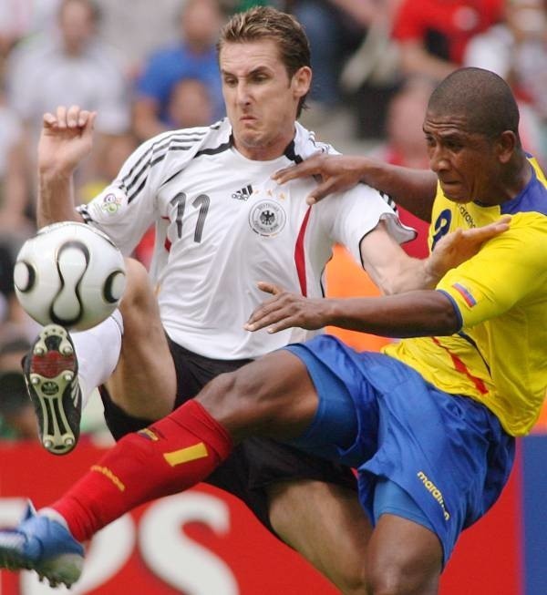 Miroslav Klose (z lewej) dwa razy przechytrzył Jorge Guaguę i jego kolegów z defensywy Ekwadoru. Niemcy wygrali 3-0, a Klose prowadzi z czterema bramkami w klasyfikacji strzelców.