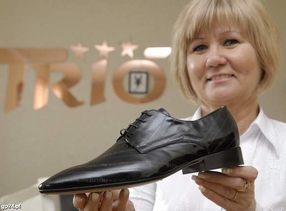 Urszula Leśniowska prezentuje nagrodzone buty.