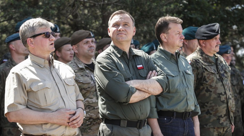 Prezydent Andrzej Duda i minister obrony narodowej Mariusz Błaszczak na poligonie w Nowej Dębie