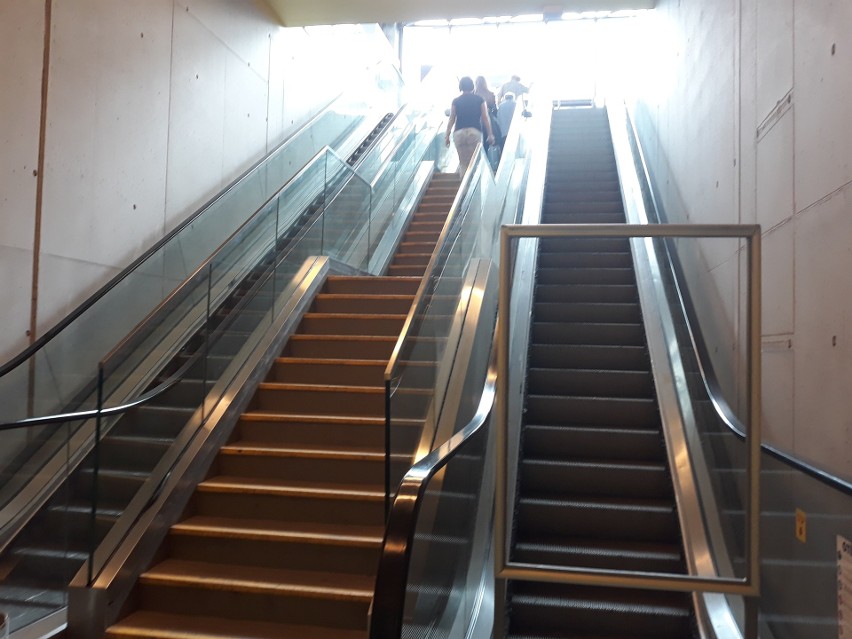Ruchome schody na dworcu PKP w Katowicach nie działają już 2 lata. Inne usterki: Zepsuta jest winda i ruchomy chodnik. Zdjęcia z 28.05.2019