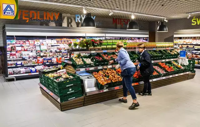 W Aldi zastanawiają się nad prezentami świątecznymi- W Aldi przykładamy bardzo dużą wagę do budowania przyjaznej atmosfery i poczucia jedności wśród pracowników. Zdajemy sobie bowiem sprawę, że takie podejście przekłada się na lojalność i zaangażowanie w codzienną pracę - mówi Agata Biernacka, kierownik działu komunikacji i PR Aldi Polska. - Pracownicy Aldi mają możliwość korzystania z pakietów zdrowotnych dofinansowywanych przez pracodawcę oraz pakietów sportowych w ramach współpracy z OK System. Pracownicy wraz z wynagrodzeniem otrzymują dodatek w postaci bonów żywieniowych.- Dotychczas nie przygotowaliśmy jednak specjalnych prezentów dla pracowników i ich dzieci z okazji świąt Bożego Narodzenia. Taka forma budowania poczucia przynależności do firmy przez pracowników i ich rodziny jest przez nas dopiero rozważana - dodaje pani Agata.