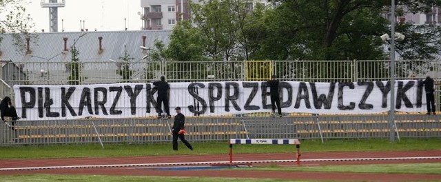 Pod koniec meczu Resovii z Concordią nad ogrodzeniem stadionu pojawił się tam transparent "Piłkarzyki Sprzedawczyki&#8221;.