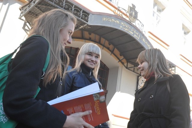 Studentki PWSZ Karolina Ueberfluss (od lewej), Magda Szarżanowicz i Agnieszka Wiśniewska zgodnie twierdzą, że byłoby lepiej, gdyby ich szkoła była akademią