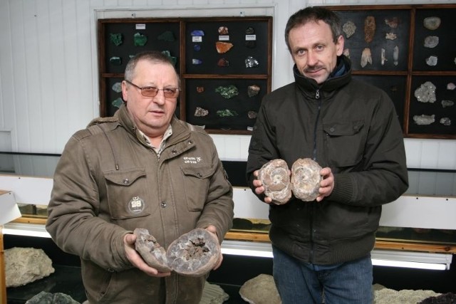 To Arek Giemza(z prawej) wie, że w środku niepozornych kamieni kryją się takie cuda. Stanisław Piotrowski na własnych plecach taszczy ogromne kamienie do samochodu, bo żal mu zostawiać takie piękne okazy.