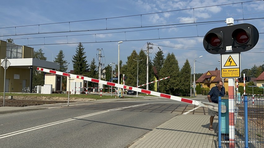 W Sterkowcu bez zmian. Kierowcy wciąż dają się uwięzić między rogatkami na przejeździe kolejowym