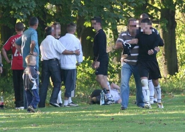 Podczas meczu Unia Skowierzyn - Jeziorak Chwalowice doszlo do wielkiej bójki, w efekcie, której jeden z kibiców zostal odwieziony do szpitala. Pobito tez trenera druzyny z Chwalowic. Nz. trener Jezioraka Chwalowice &#8211; Adam Surma zostal uderzony i upadl na ziemie.